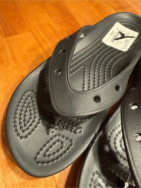 CROCS Women's Black Thong Sandal size 5